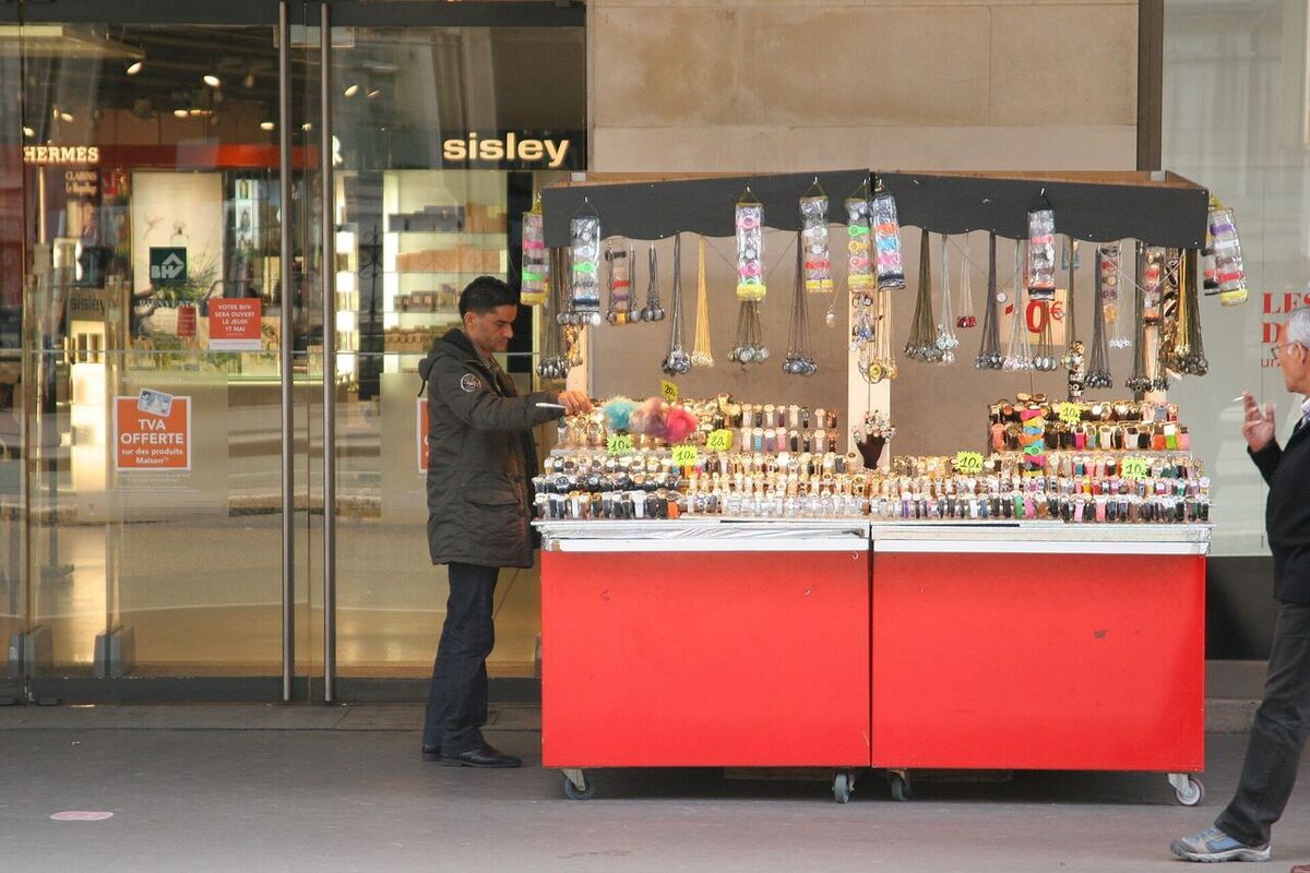 Vendeur de rue devant le BHV, rue de Rivoli à Paris