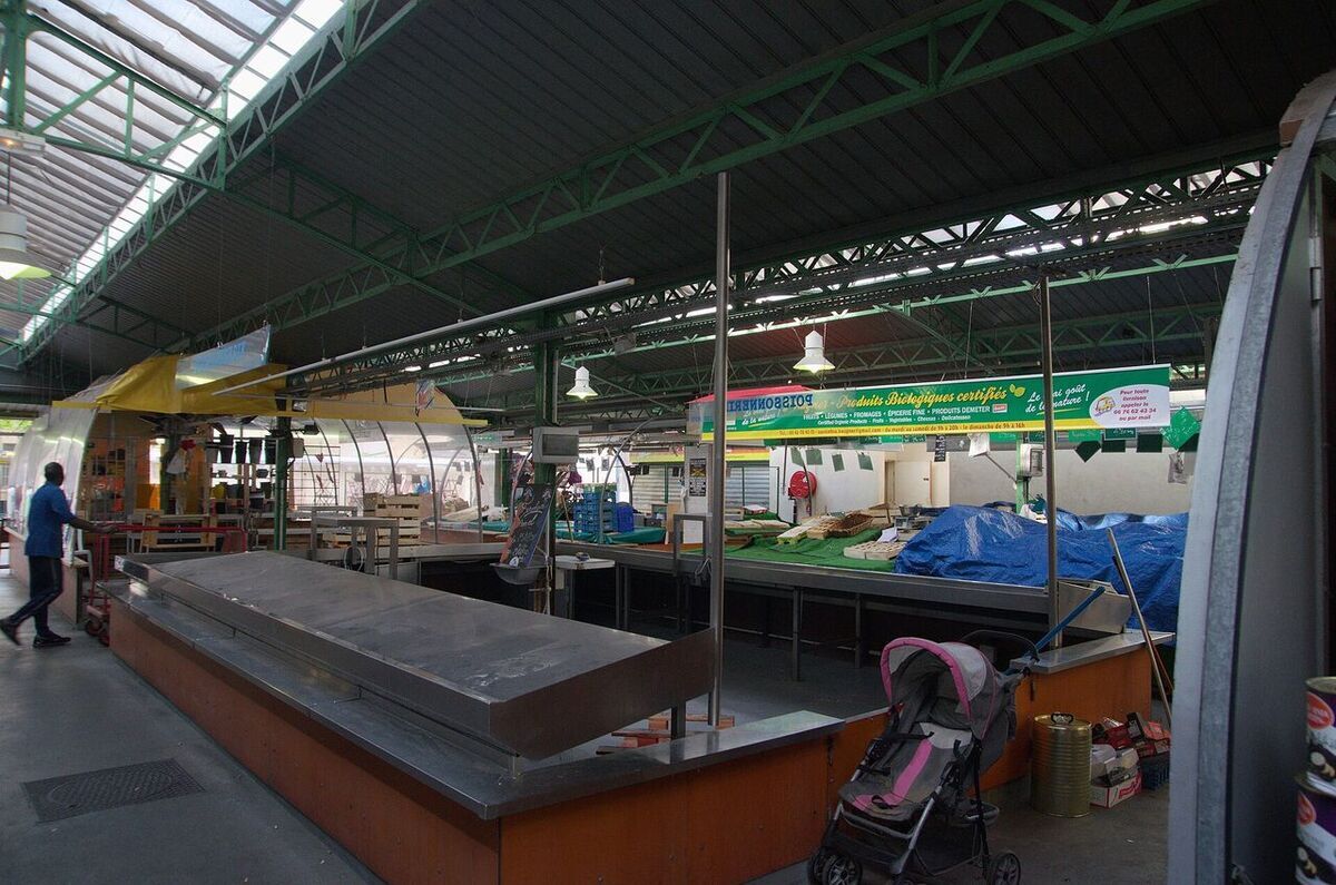 Marché des Enfants-Rouges après la fermeture, le dimanche après-midi